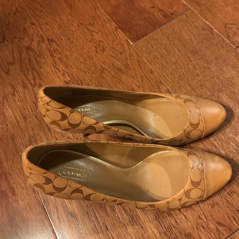 Coach pumps